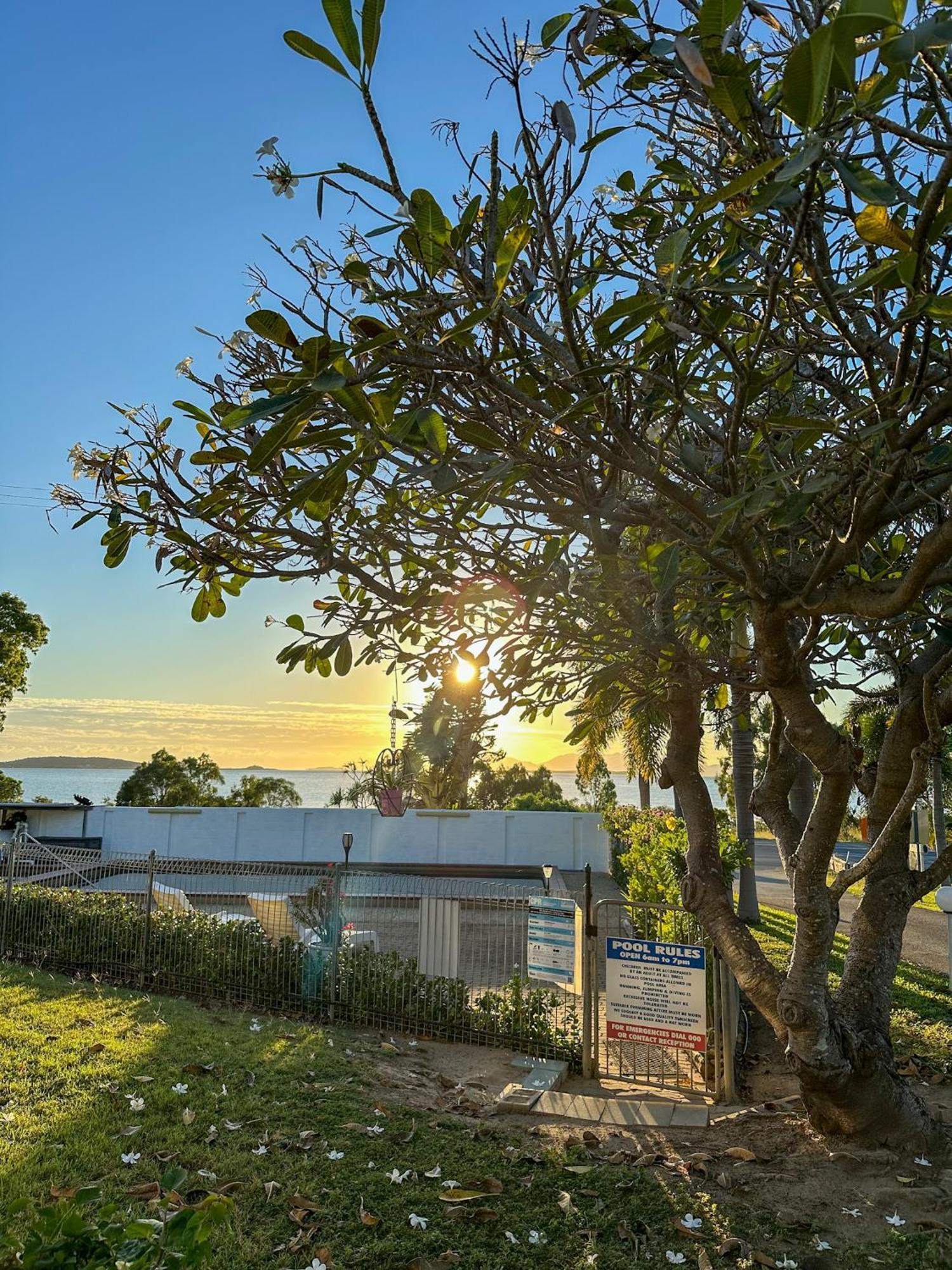 Ocean View Motel Bowen Eksteriør bilde